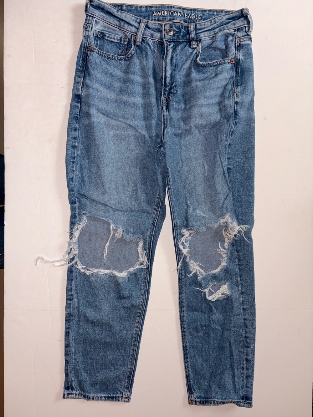 American Eagle Women's Distressed mom Jeans Size 4 extra short